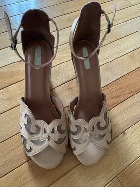 Mark. Neutral Beige Scalloped Cutout Ankle-Strap Heels women’s 10